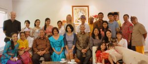 Keluarga Banjar Bali USA bersama Bapak dan Ibu Duta Besar dan Bapak-Ibu Wakil Duta Besar RI di AS dalam acara ramah tamah dalam suasana keceriaan hari raya Galungan dan hari Idul Fitri, Washington DC, 19 Juli 2015.